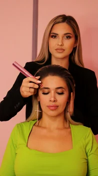 Anne Marie, ügyfelével. Forrás: Klikk!