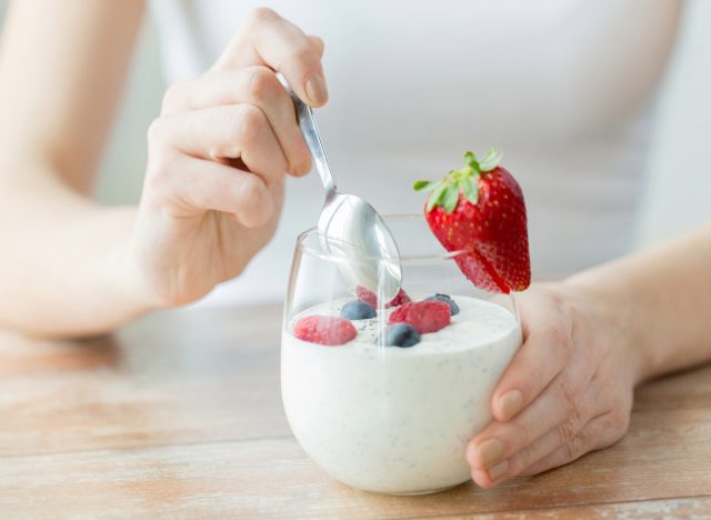 joghurtot evő nő, eszik joghurt fogalma segít a fogyásban