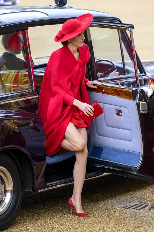 Kate Middleton azt k&eacute;pzelte, hogy piros ruh&aacute;ban sz&aacute;ll ki az aut&oacute;j&aacute;b&oacute;l. 2023. november