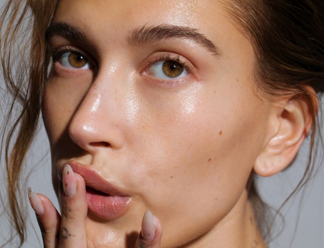 Hailey Bieber reggeli szépségrutinja: követve a sztár példáját