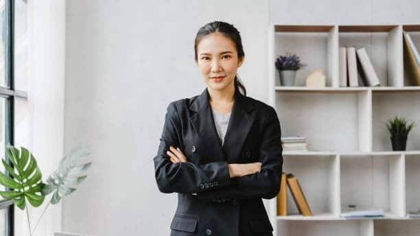 Pozitív nő illusztrációja (freepik/kanizphoto)