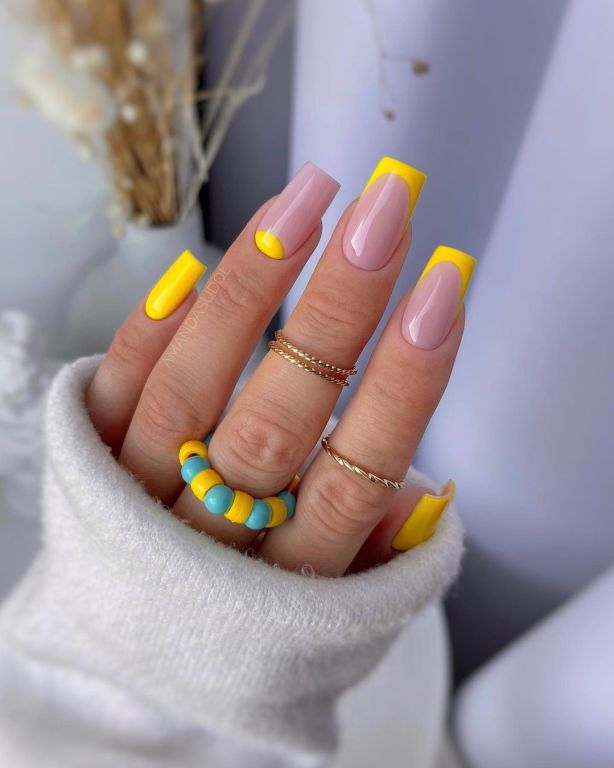 sárga körmök francia hegyével