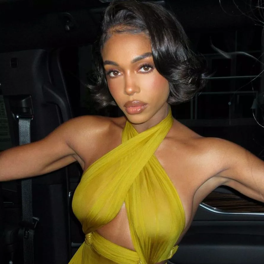 Lori Harvey réteges bob frizurával