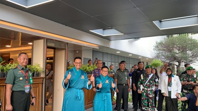 Anies Baswedan és Muhaimin Iskadar elnök- és alelnökjelöltként orvosi vizsgálaton estek át a jakartai Gatot Soebroto katonai kórházban szombaton (2023.10.21.). [Suara.com/Yaumal]