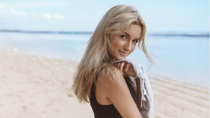 Beachy Blonde illusztráció (Freepik/lookstudio)