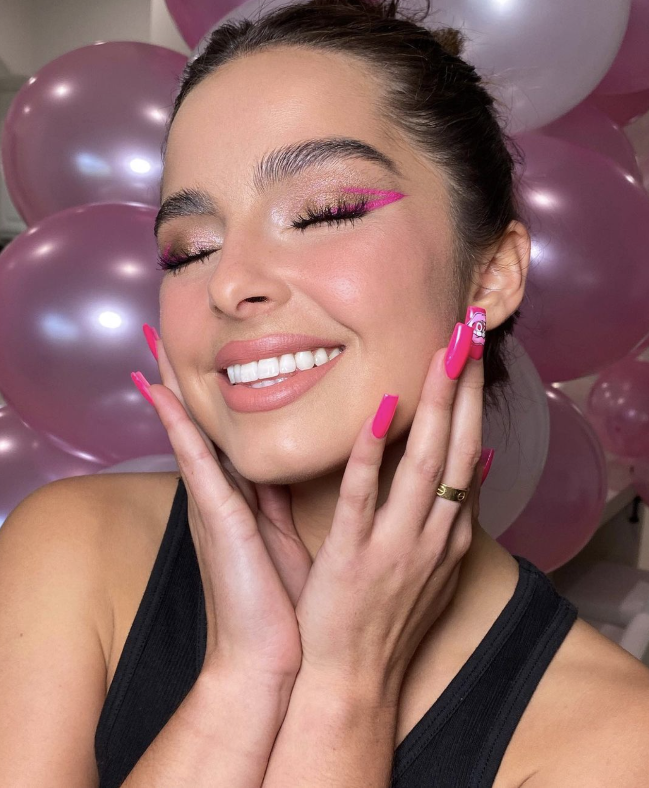 Ragyogó szemzug, csillogások és rózsaszín nyilak: egyszerű újévi sminkötletek azoknak, akik nem tudják, hogyan kell sminkelni - 3. fotó