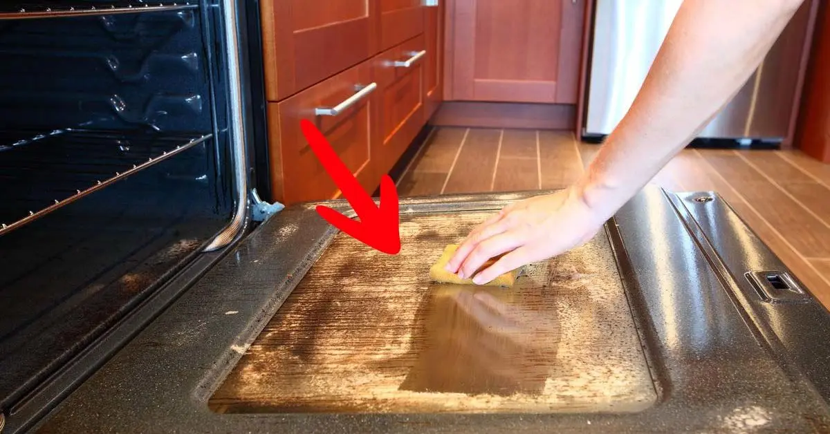 Hogyan lehet eltávolítani a foltokat az üveg sütőajtóról? 4 tipp, hogy újszerű legyen