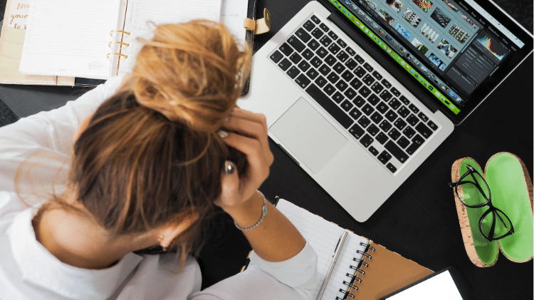 egy stresszes személy munkaképe (pexels.com/energepic.com)