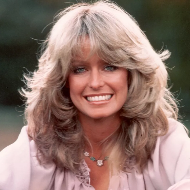 Farrah Fawcett a 70-es évek jellegzetes fodrászatát viseli