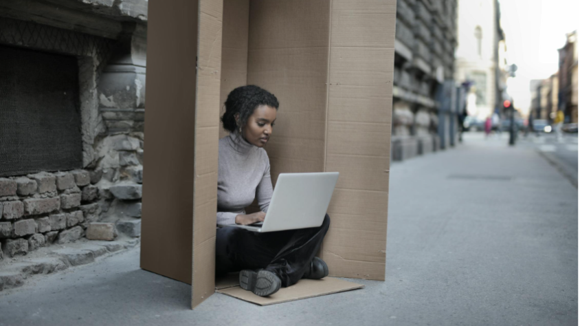 egy stresszes személy munka közbeni illusztrációja (pexels.com/Andrea Piacquadio)