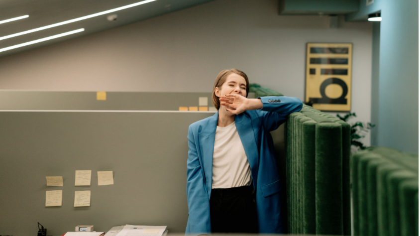 illusztráció egy stresszes emberről, aki dolgozik (pexels.com/cottonbro studio)