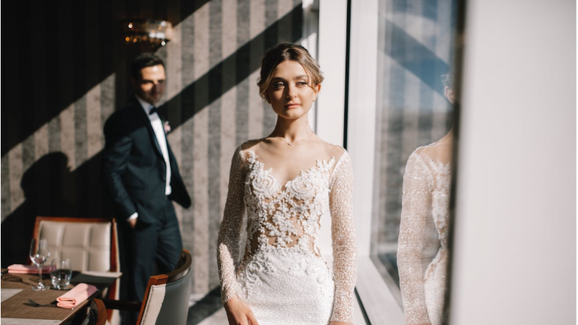 esküvői ruha illusztráció (pexels.com/Nika Zhorzholiani)