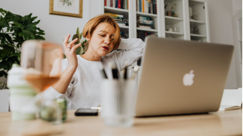 egy munkahelyi stresszes személy illusztrációja (pexels.com/Karolina Grabowska)