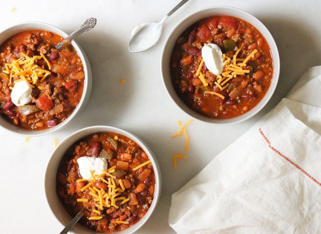 Wendy's Copycat chili három tálban egy márványpulton sajttal és tejföllel