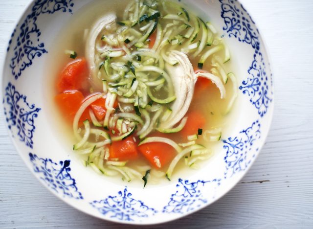 Whole30 instant fazék csirke zoodle leves