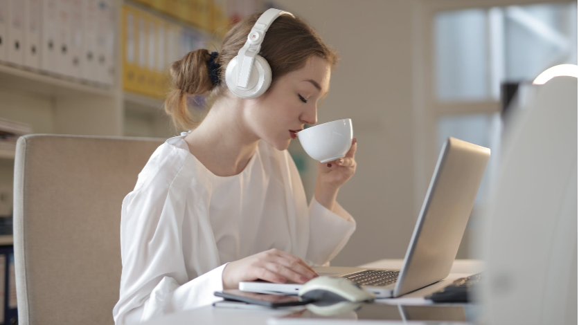 Illusztráció egy dal meghallgatásáról (Pexels.com/Andrea Piacquadio)