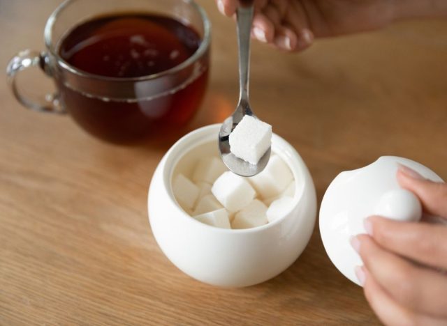 cukor hozzáadása az italhoz