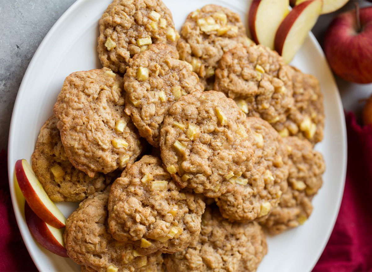 alma fahéjas zabpehely cookie-kat egy tányérra