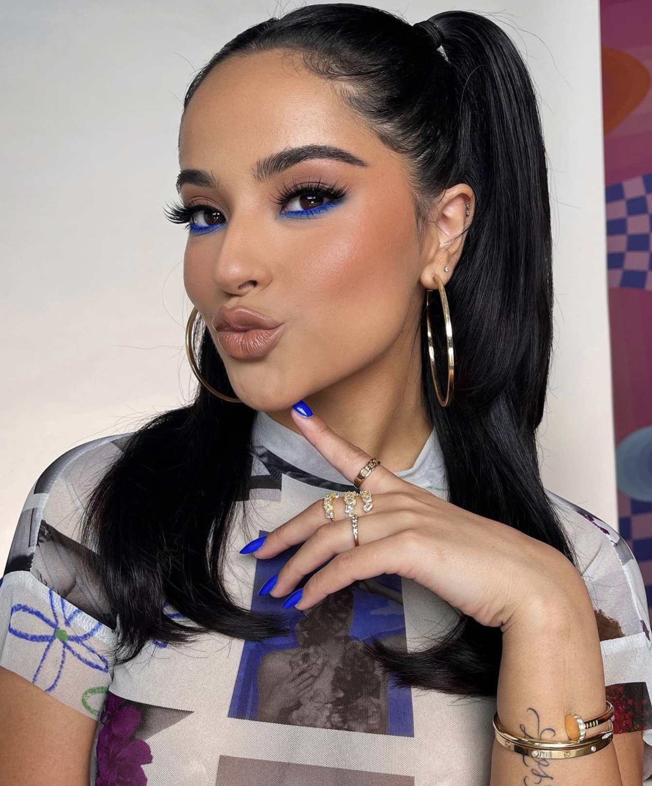 Ragyogó szemzug, csillogások és rózsaszín nyilak: egyszerű újévi sminkötletek azoknak, akik nem tudják, hogyan kell sminkelni - 5. fotó