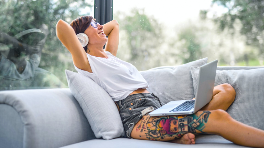 Illusztráció egy dal meghallgatásáról (Pexels.com/Andrea Piacquadio)