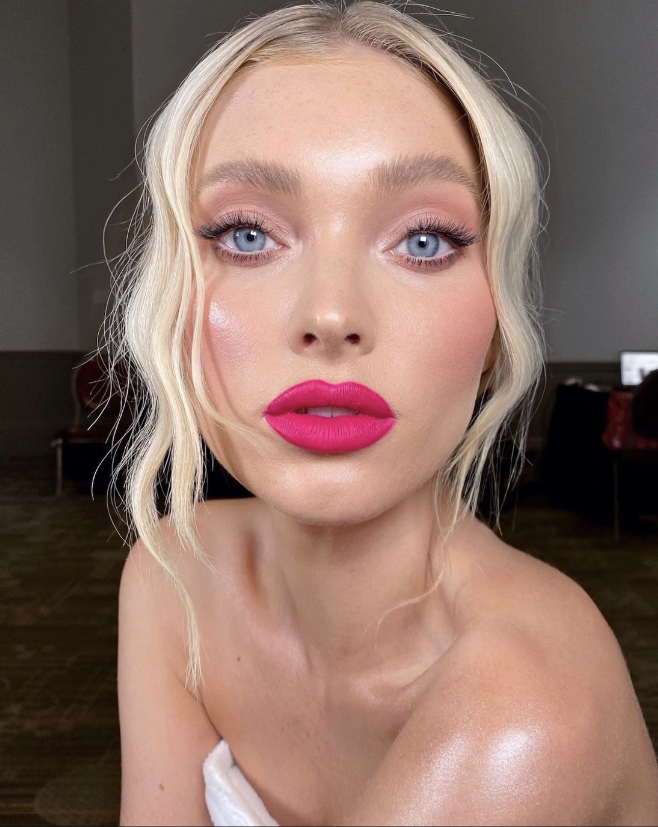 Világos szemzug, csillogások és rózsaszín nyilak: egyszerű újévi sminkötletek azok számára, akik nem tudják, hogyan kell sminket viselni - 1. fotó