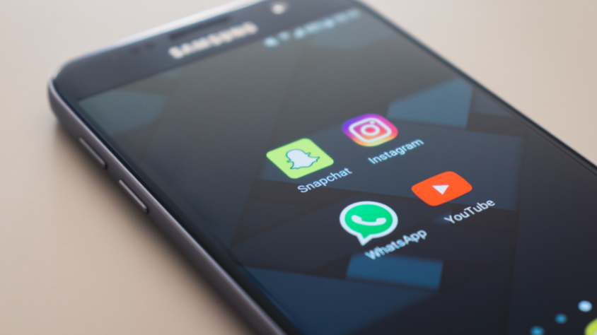 közösségi média illusztráció (Christian Wiediger/unsplash.com)