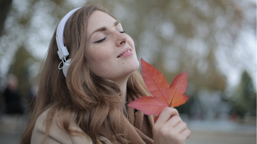 Illusztráció egy dal meghallgatásáról (Pexels.com/Andrea Piacquadio)