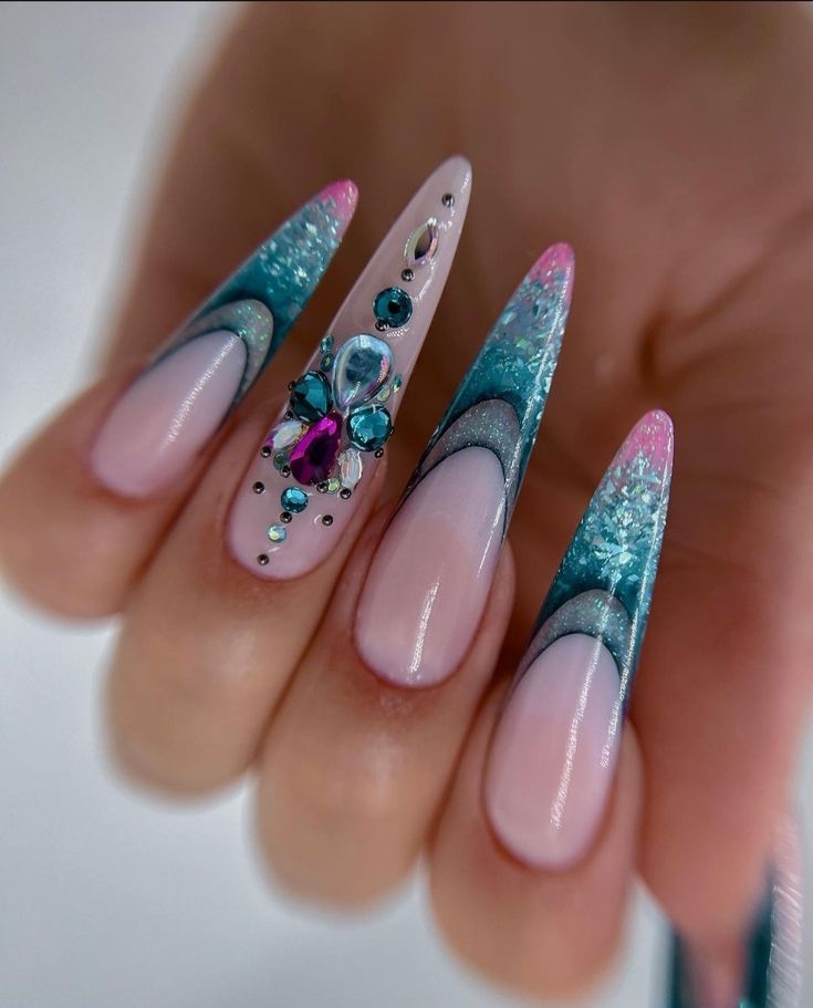 Luxus manikűr a 2024-es újévre: hosszú tippek és egy ünnepi kabát (FOTÓ) - 1. fotó