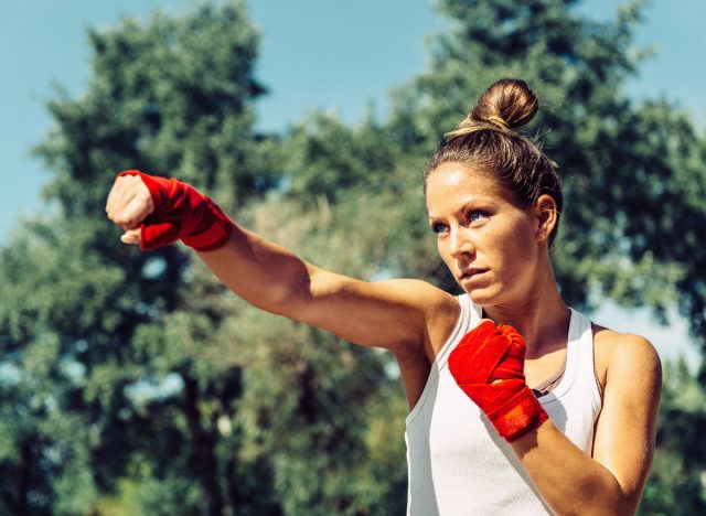 fitness nő egy hónapos fogyókúrás bokszdöfést csinál