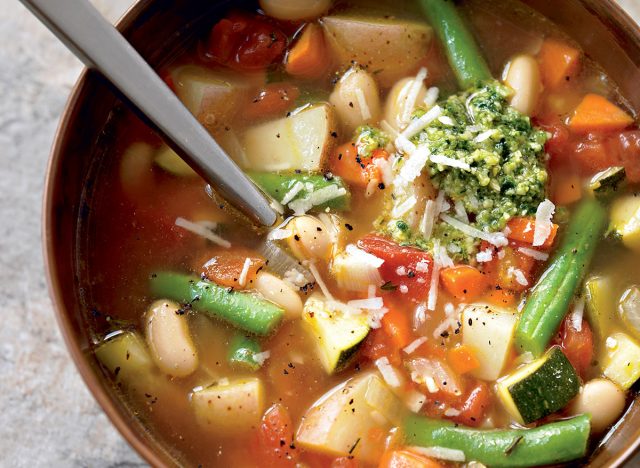 Egészséges minestrone pestoval