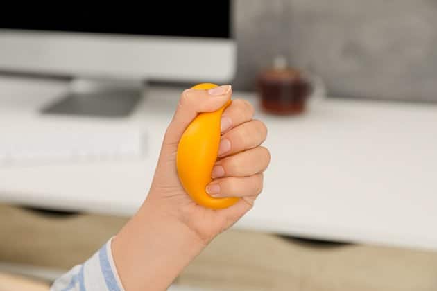 Próbáld meg néhányszor erősen megszorítani a stresszoldó labdát, hogy megszakítsd a terhes gondolataidat Próbálja meg néhányszor erősen megszorítani a stresszoldó labdát, hogy megszakítsa megterhelő gondolatainak áramlását.