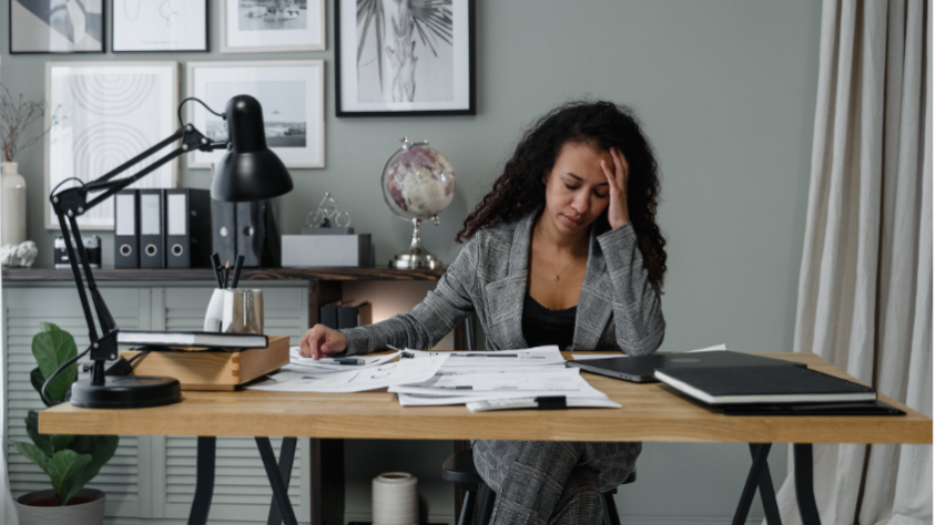 illusztráció egy stresszes emberről, aki dolgozik (pexels.com/Tima Miroshnichenko)