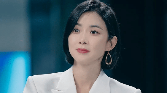 Lee Bo Young (Instagram/@leeboyoung_star)