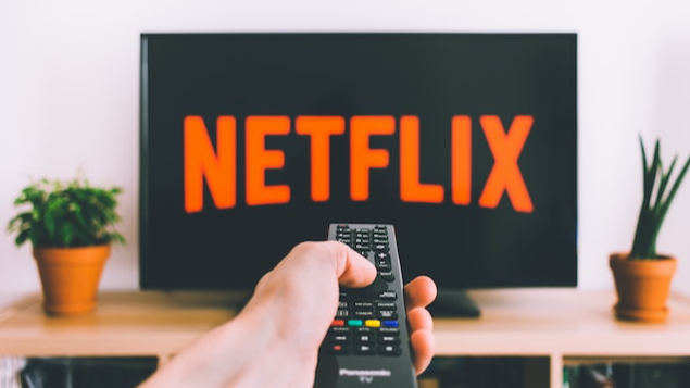 a Netflix alkalmazásban néző emberek illusztrációja (unsplash.com/@freestocks)