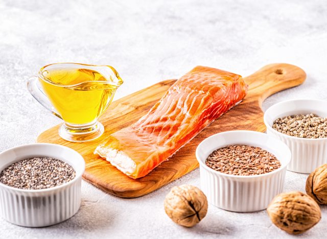 omega-3 élelmiszerek - lazac, lenmag, kendermag, chia mag, dió és lenmagolaj