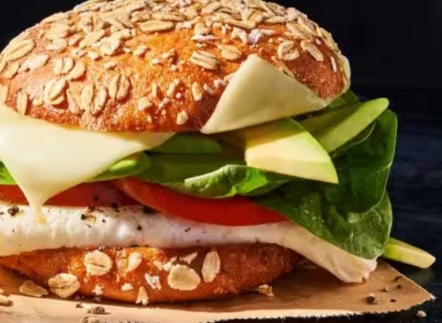 Panera kenyér avokádó, tojásfehérje, spenót és sajt Multigrain Bagel Flat