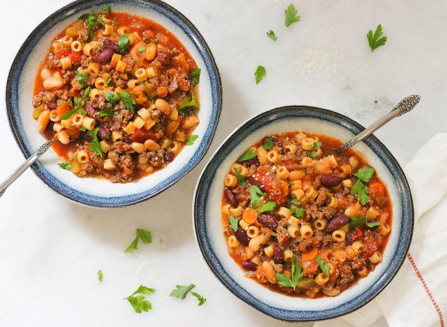 Két tál másolt Olive Garden tészta fagioli petrezselyemmel és parmezán sajttal