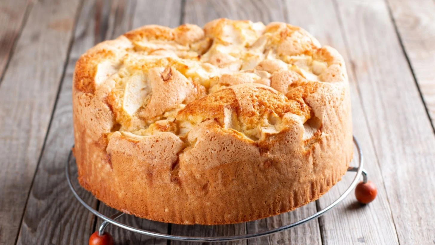 Almás és joghurtos sütemény receptje. Fotó: Shutterstock