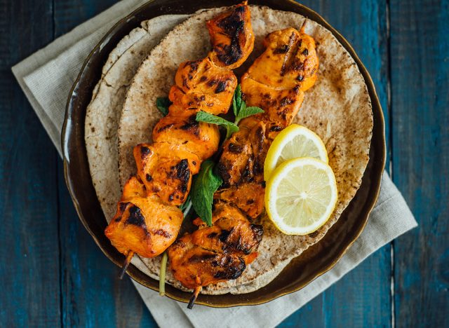 tandoori csirke nyárs citrom szeletekkel pitán