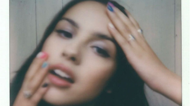 Olivia Rodrigo színes körmei (Instagram/oliviarodrigo)