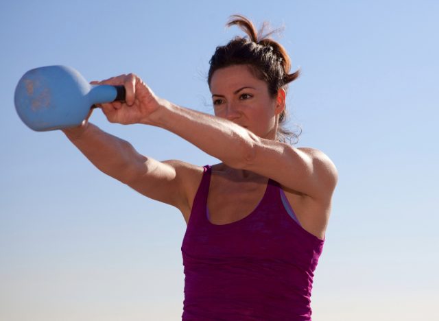 kettlebell-hintázó nő, erősítő gyakorlatok koncepciója nőknek a középkorú hasi zsír megolvasztására