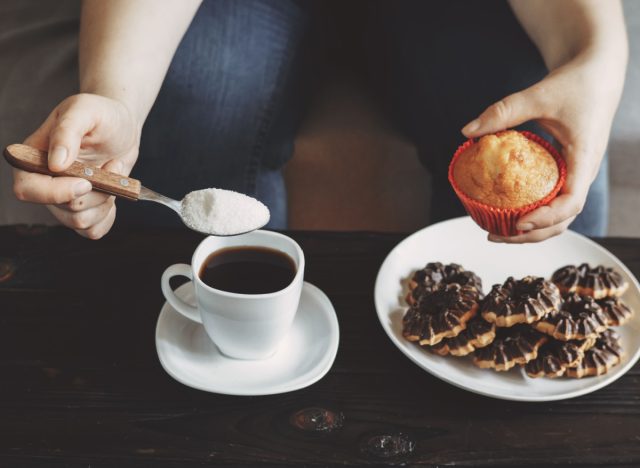 nő öntött cukrot a kávéba, a gazdaság Muffin fent tányér cookie-kat