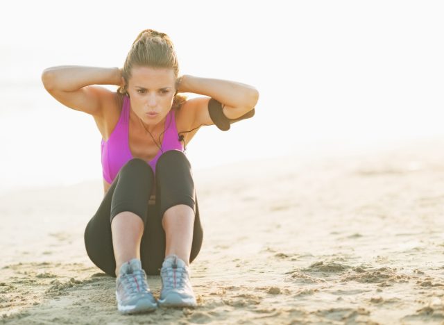 nő felüléseket csinál, a Hiit edzés fogalma a hasi zsír megolvasztására