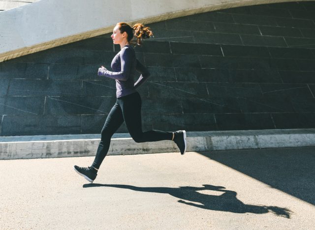 nő sprint a szabadban, koncepció a legjobb gyakorlatok, hogy lefogy