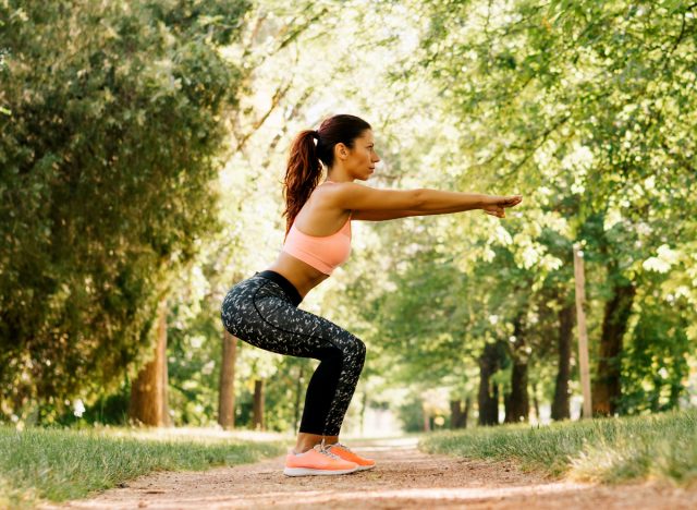 nő csinál guggolás, koncepció a napi HIIT edzés nők számára