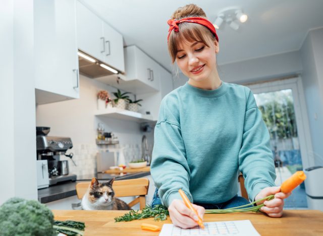 nő étkezés előkészítési ütemtervet ír a naptárba