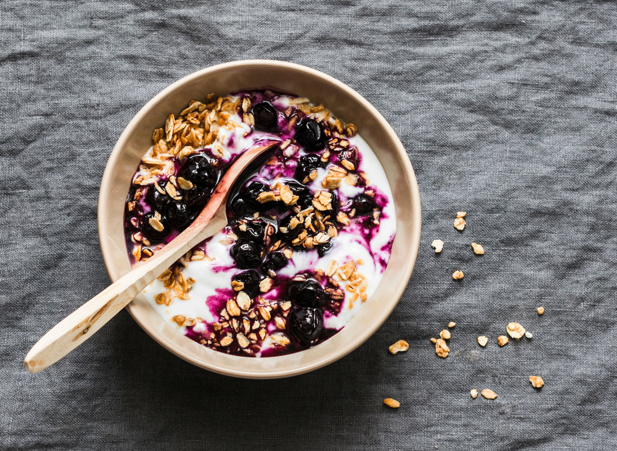 Görög joghurt fagyasztott áfonya szósszal, granola