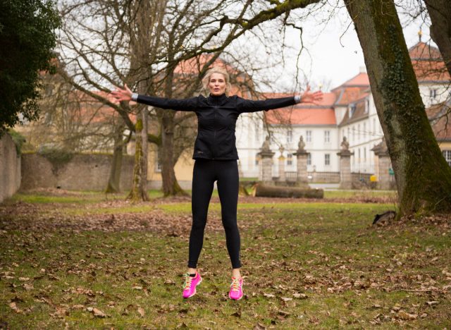 fitness nő ugráló emelők a szabadban