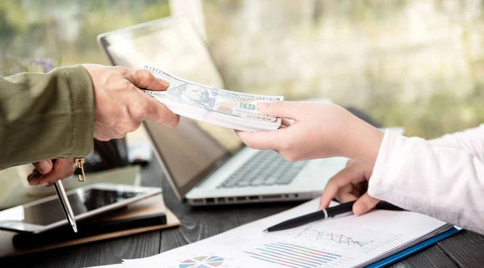 Hol lehet keresni, havi, 6000 eur&oacute;t Fot&oacute;: Freepik