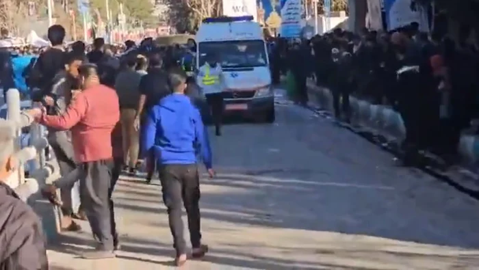 Robban&aacute;sok a Qasem Soleimani megeml&eacute;kez&eacute;s alatt. F&eacute;nyk&eacute;p r&ouml;gz&iacute;t&eacute;se.